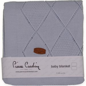 Hipoalerginis melsvas pledas Pierre Cardin Baby yra lengvas, nedirginantis kūno, gražios pastelinės šviesiai mėlynos spalvos