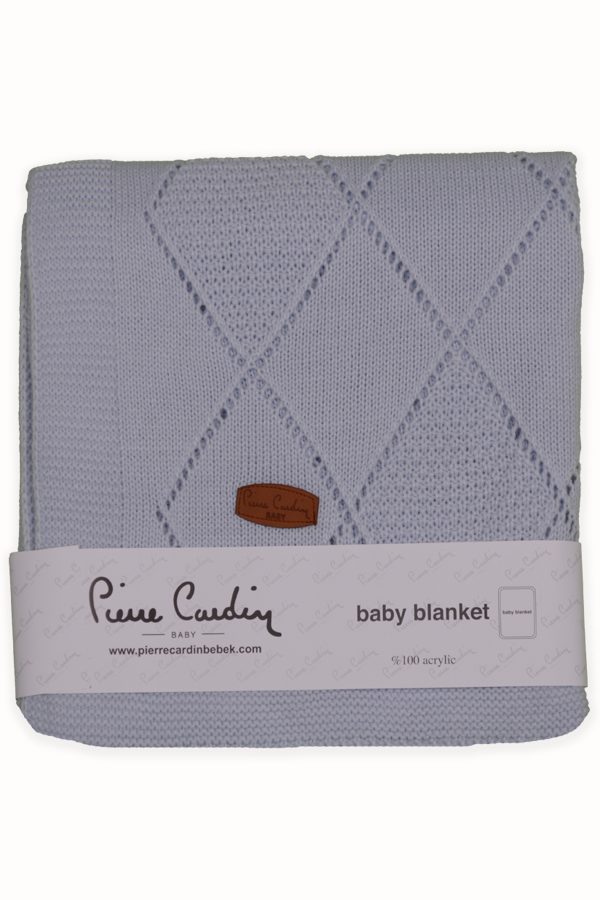 Hipoalerginis melsvas pledas Pierre Cardin Baby yra lengvas, nedirginantis kūno, gražios pastelinės šviesiai mėlynos spalvos